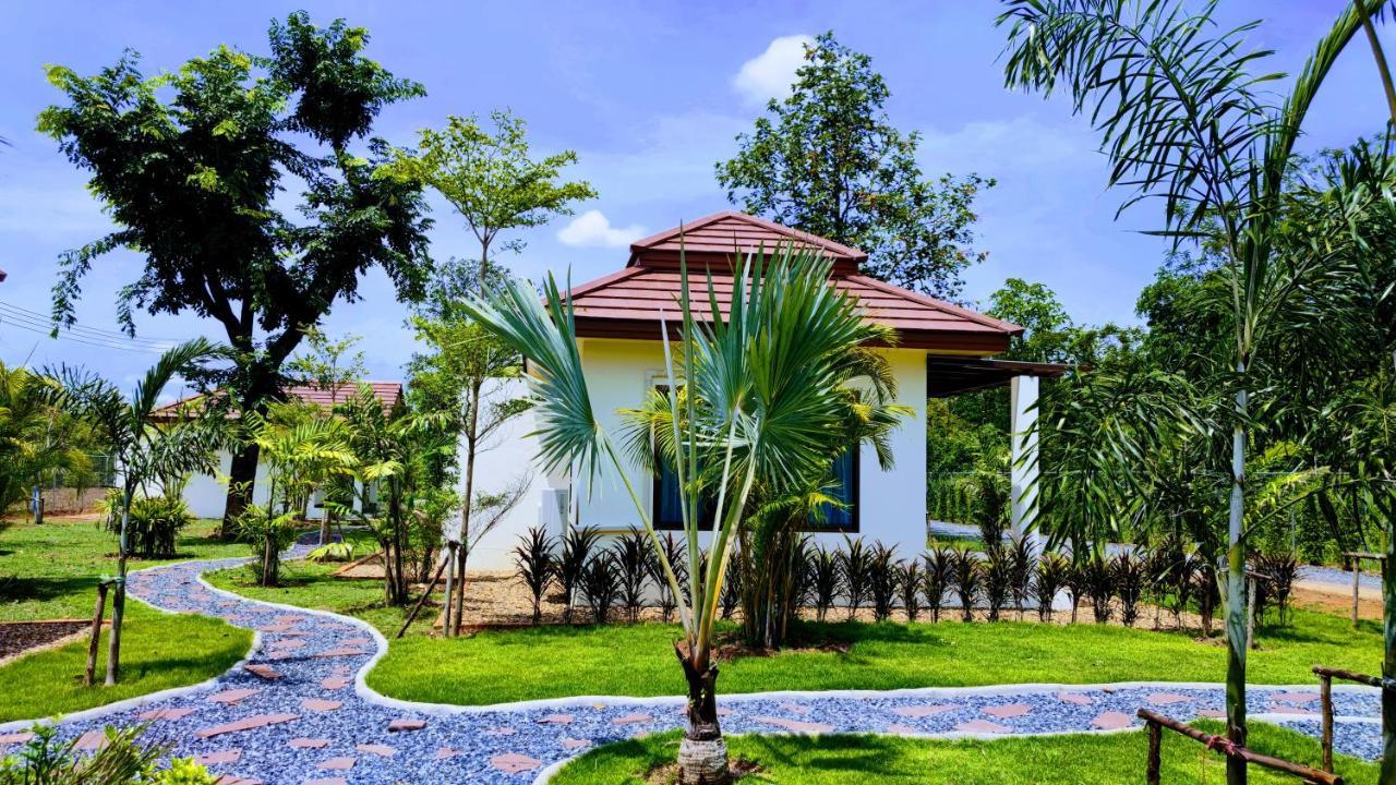 Isan Golf & Adventure Hotel Удонтхані Екстер'єр фото