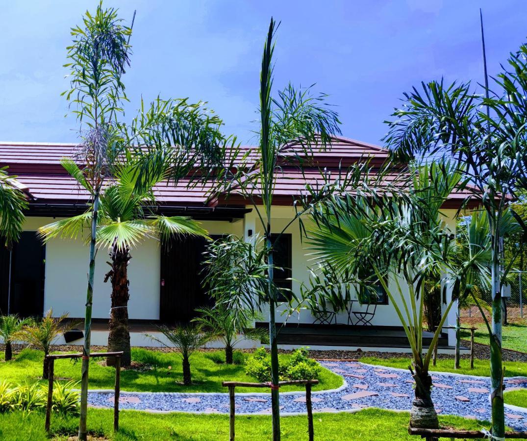 Isan Golf & Adventure Hotel Удонтхані Екстер'єр фото